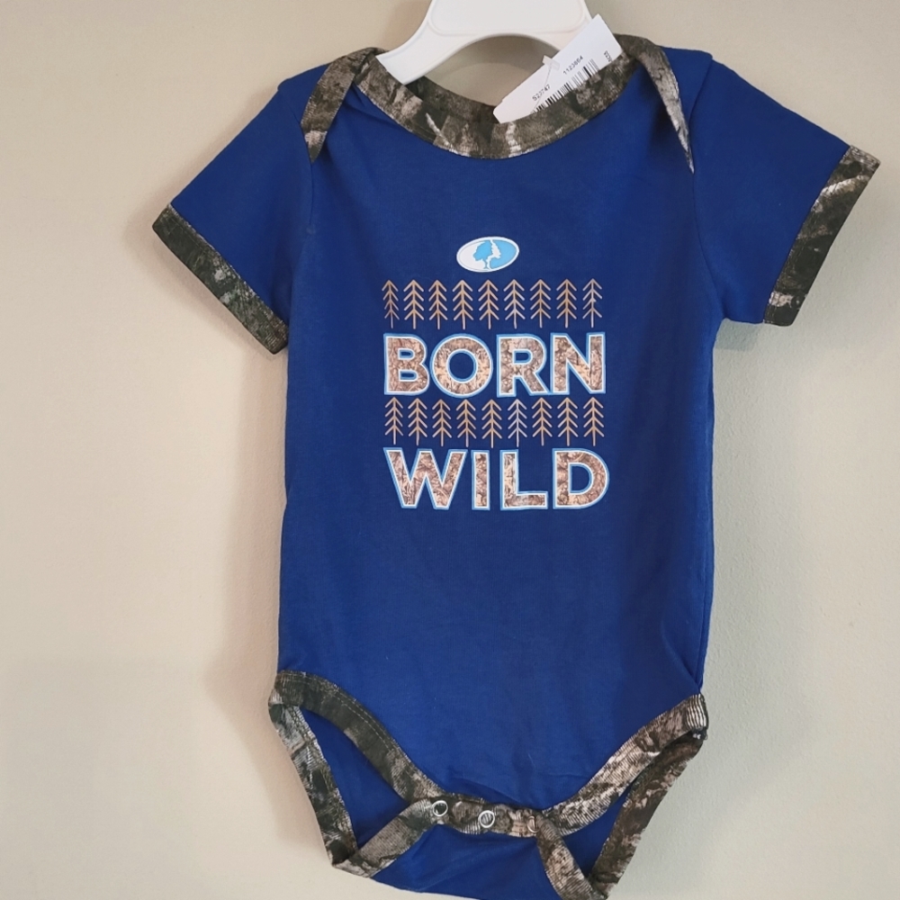 NWT Mossy Oak "Born Wild" onesie/bodysuit
